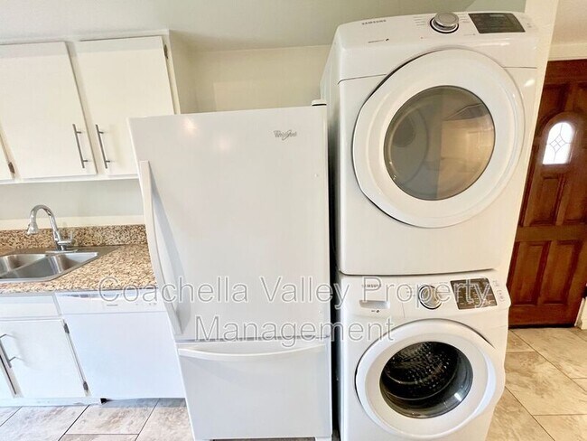 Building Photo - 400 N Sunrise Way