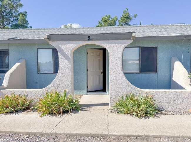 Building Photo - FOUR-PLEX SINGLE LEVEL APARTMENT - CLARKDALE