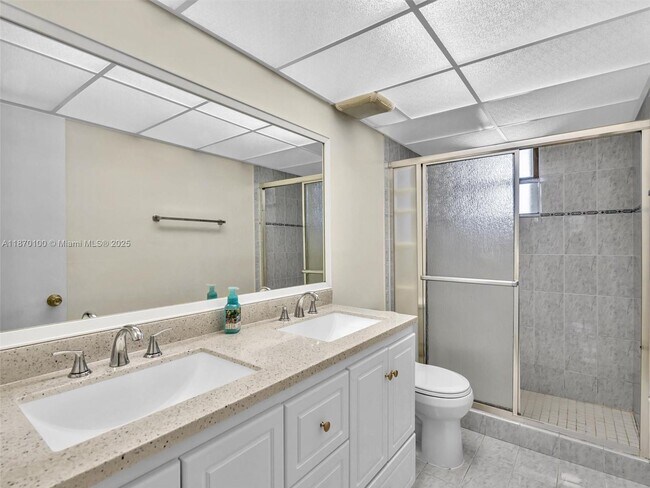 Building Photo - 9367 Fontainebleau Blvd