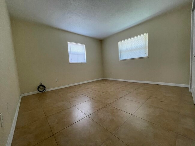 Building Photo - 951 Skylark Dr