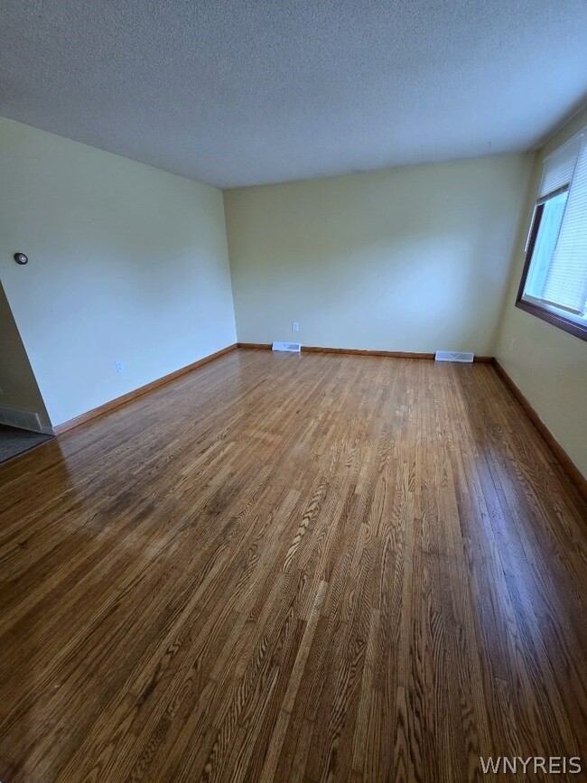 Building Photo - 9 Floreis Ct