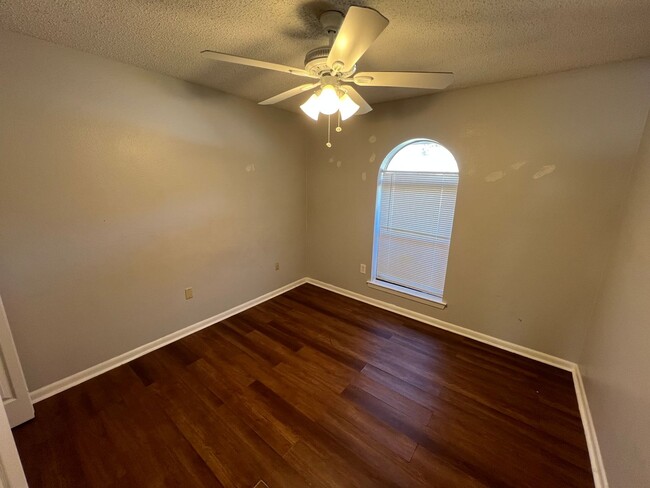 Building Photo - 3 bedroom, 2 bathroom home in Baton Rouge,...