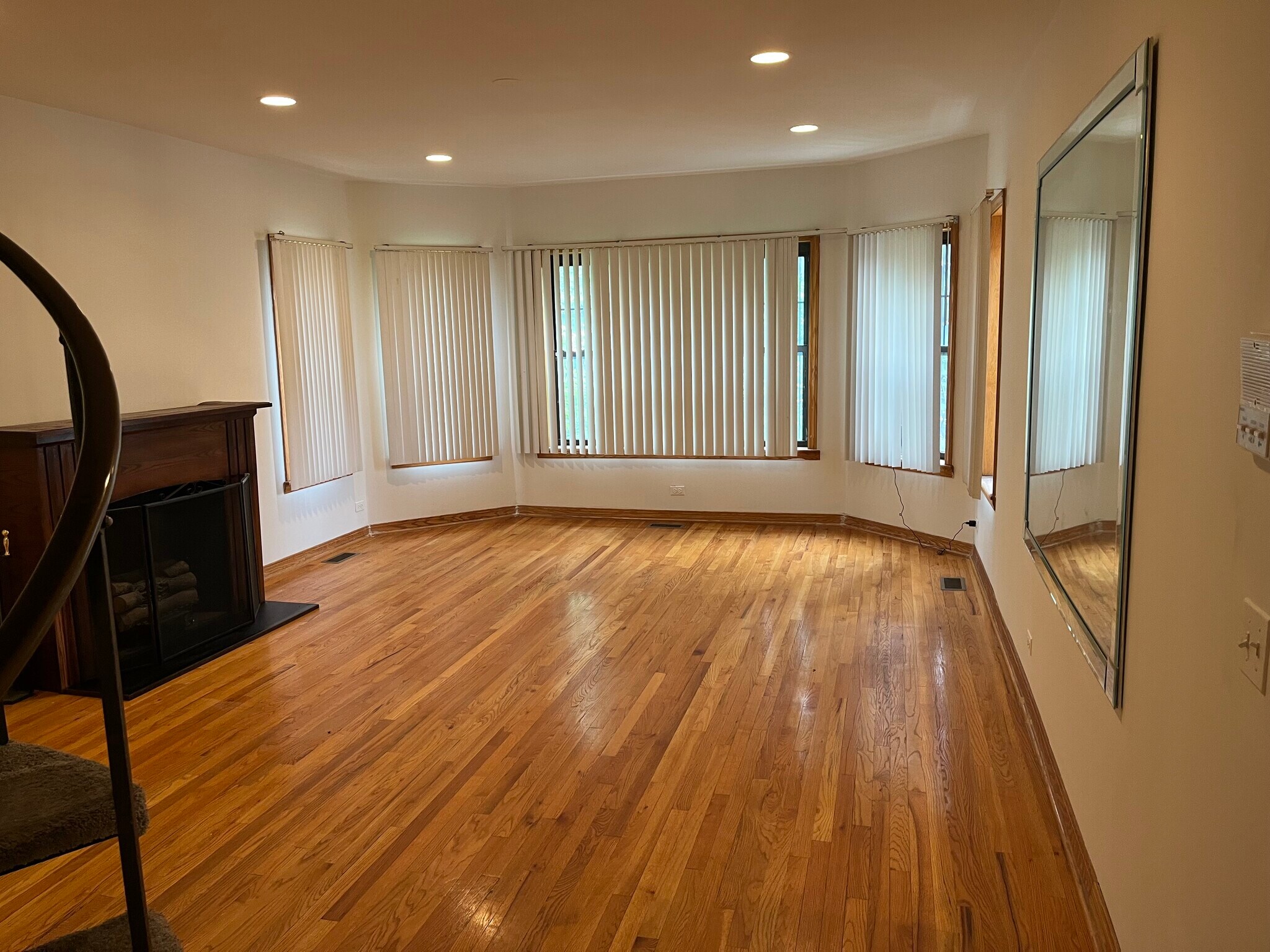 Building Photo - 8742 S Harper Ave
