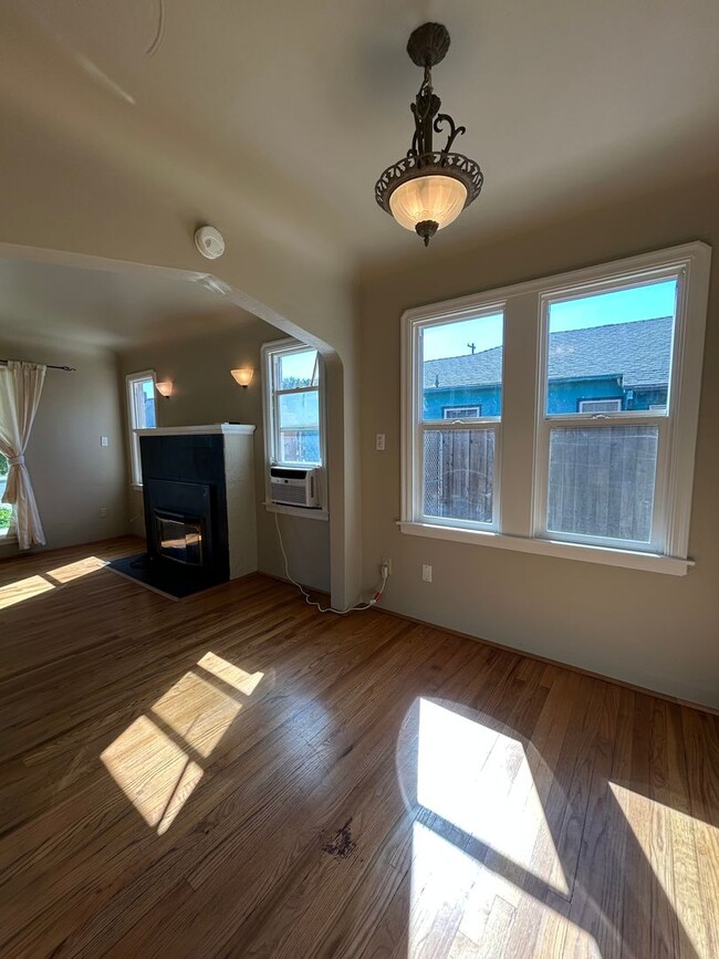 Building Photo - 2 Bed, 1 Bath Home Move in Ready!