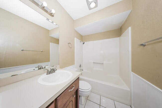 Building Photo - 2108 NE 9th St