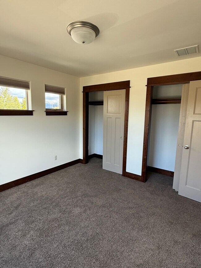 Building Photo - 5 bedroom 2.5 Bath home in Bozeman with at...
