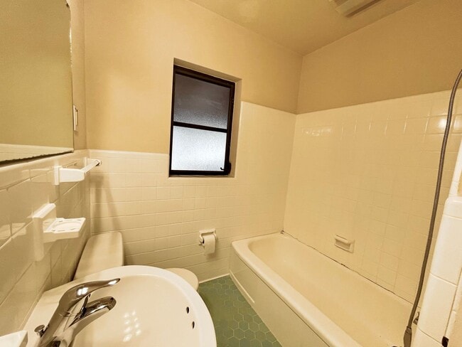 Building Photo - Cute 2/1.5 Quaint Bungalow with Single Garage in Winter Park right off Lee Road!