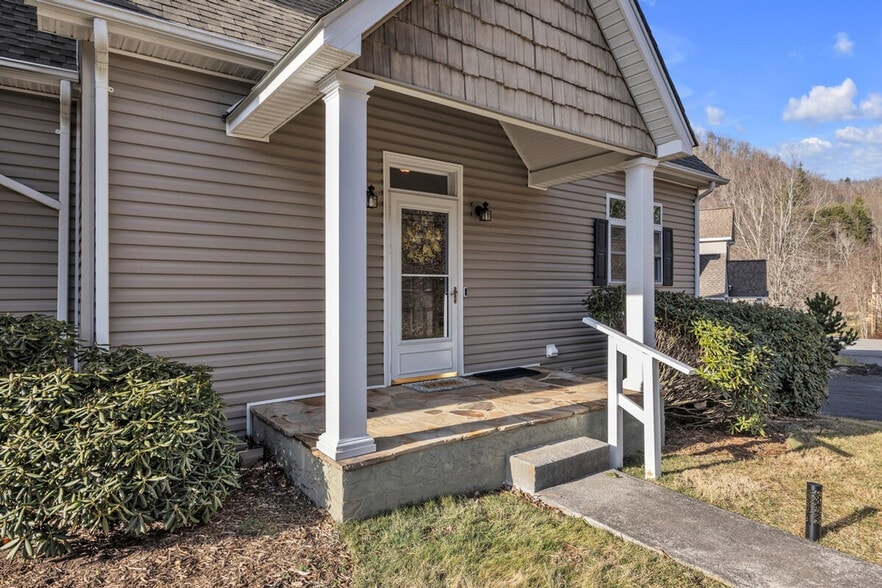 Building Photo - 270 Creatwood Trail