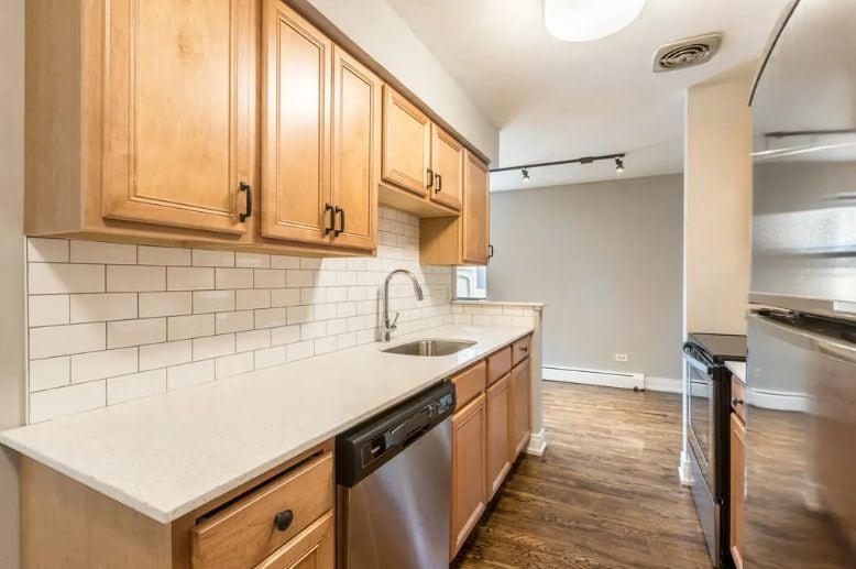 Building Photo - 6725 N Sheridan Rd