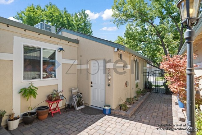 Building Photo - 652 St Ives Ct