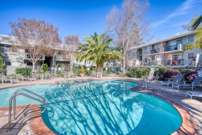 Building Photo - 20 Willow Rd