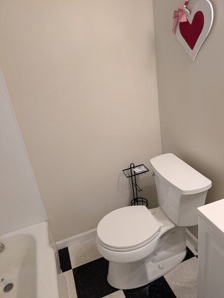 Building Photo - 553 Penora St