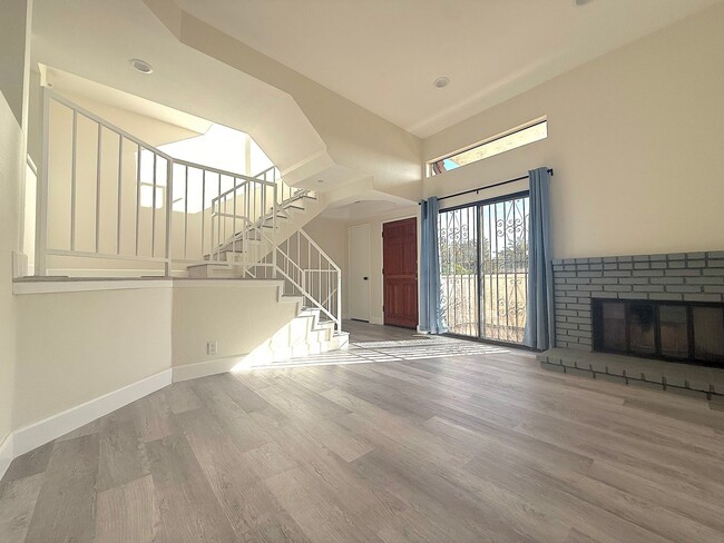 Building Photo - Beautifully Updated End-Unit Condo for Ren...