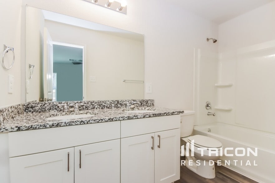Building Photo - 15811 Del Norte Dr