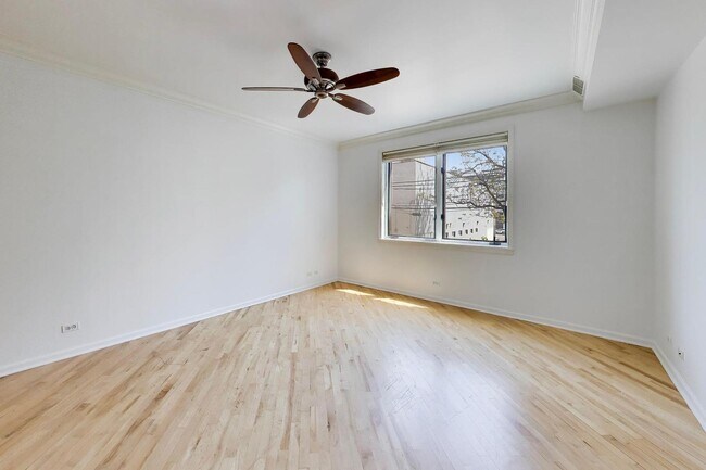 Building Photo - 815 N Marshfield Ave