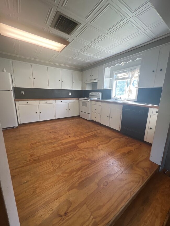 Building Photo - 2 bedroom home for lease with garage and a...