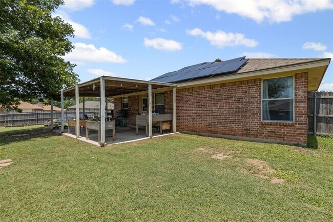 Building Photo - Welcome to this inviting 3-bedroom, 2-bath...