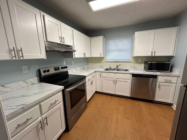 Building Photo - 2BR/1.5BA Townhouse Apartment Conveniently Located!