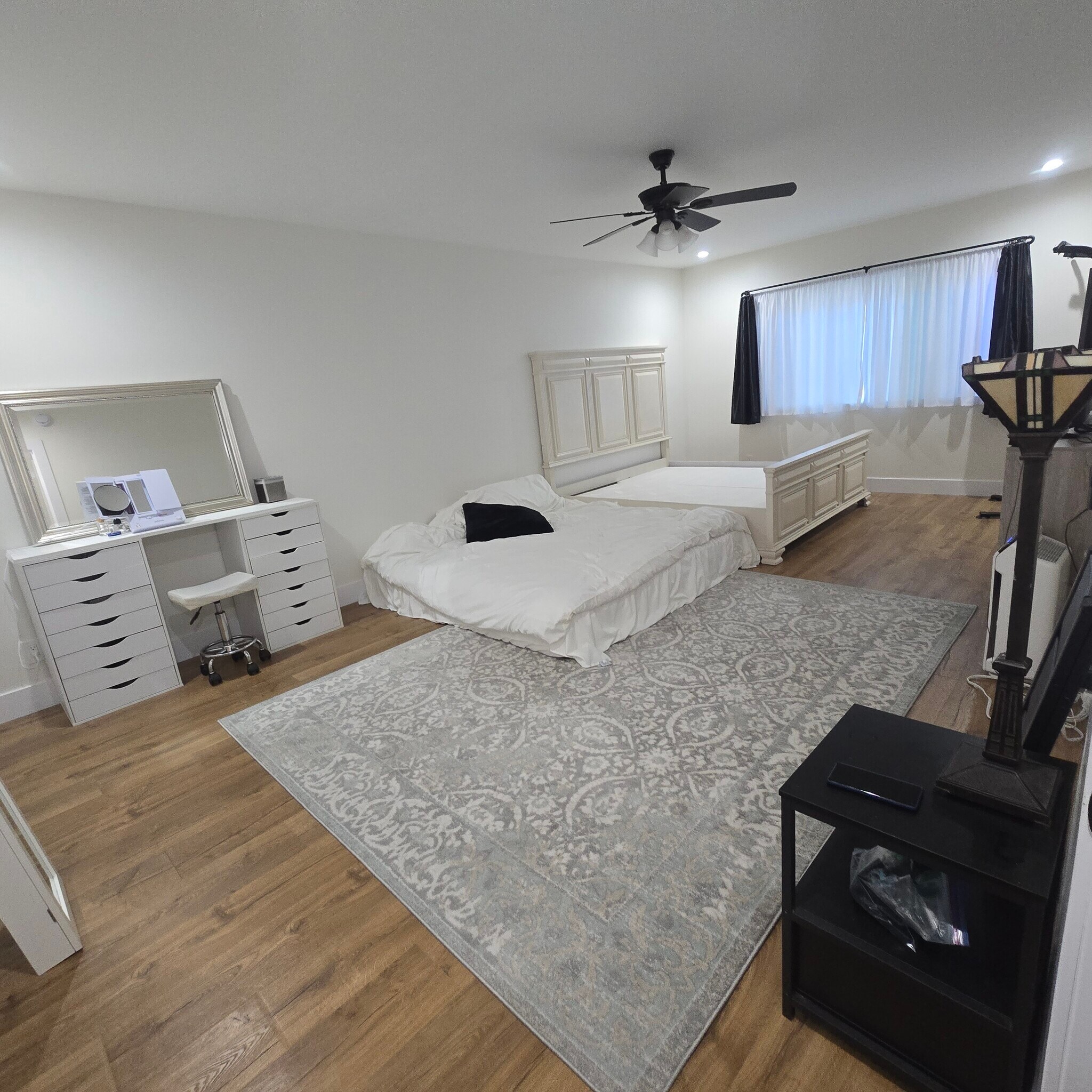 Master bedroom. - 916 S Sherbourne Dr