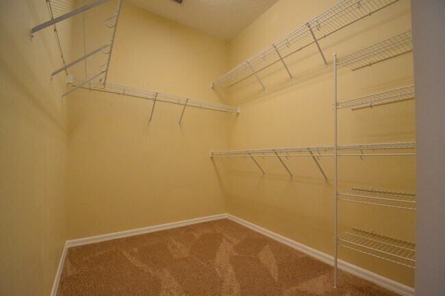 Building Photo - 4 BR Lakefront & Pool Home