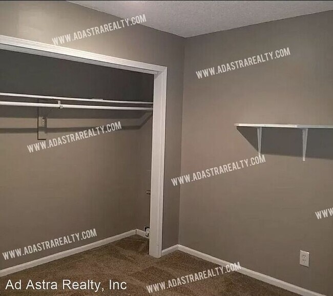 Building Photo - Very Nice Olathe Duplex-Available NOW!!!!