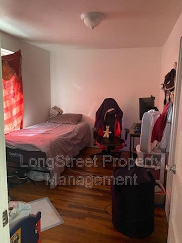 Building Photo - 350 SE Lilly