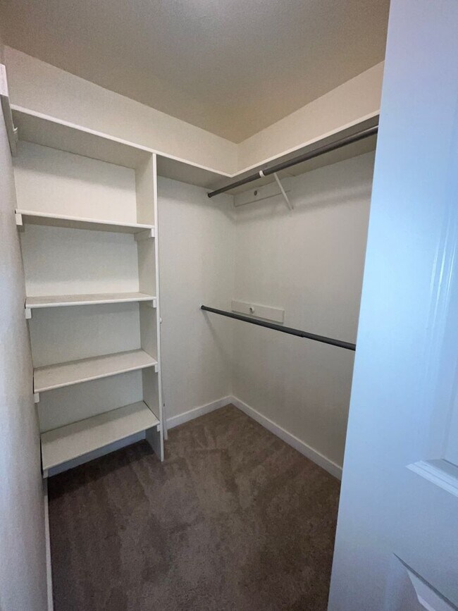 Building Photo - 039 - 2 bed, 2 bath condo minutes from Red...
