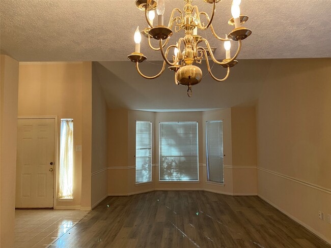 Building Photo - 215 W New Meadows Dr