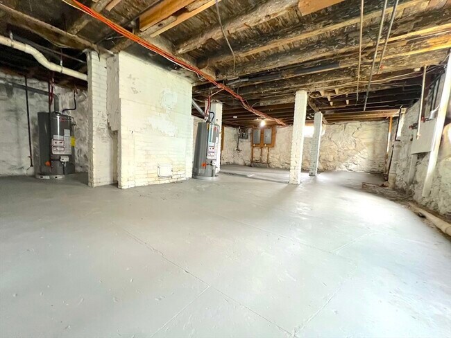 Building Photo - 156 Grinnell St