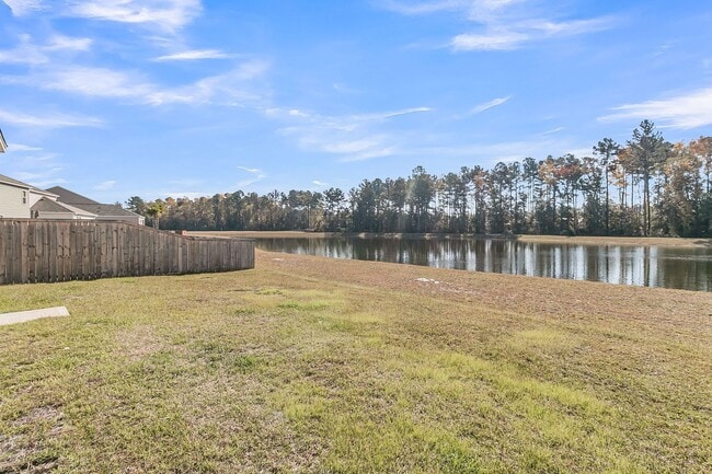 Building Photo - 3 Bedroom 2.5 Bath Located in Pine Hills i...