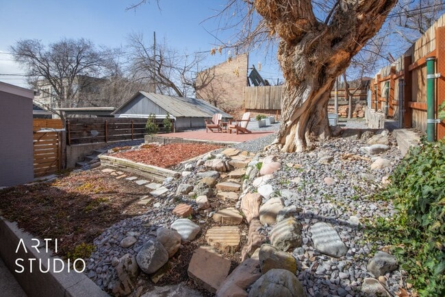 Building Photo - 4 Bed 2 Bath Salt Lake Home For Rent!