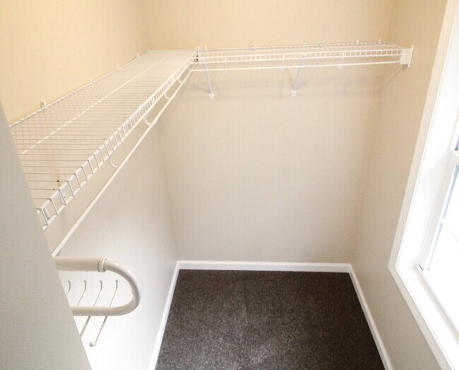 Building Photo - Privacy, Space, and Modern Comfort in Salem