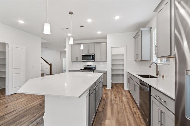 Building Photo - 15818 Dove Holw Dr