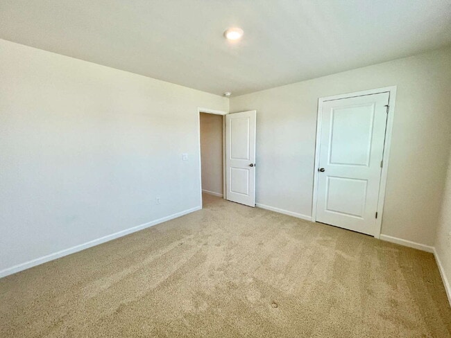 Building Photo - Spacious 5-Bedroom Haven With 3 Full Baths...