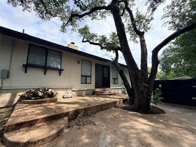 Building Photo - 115 Spanish Oak Cir