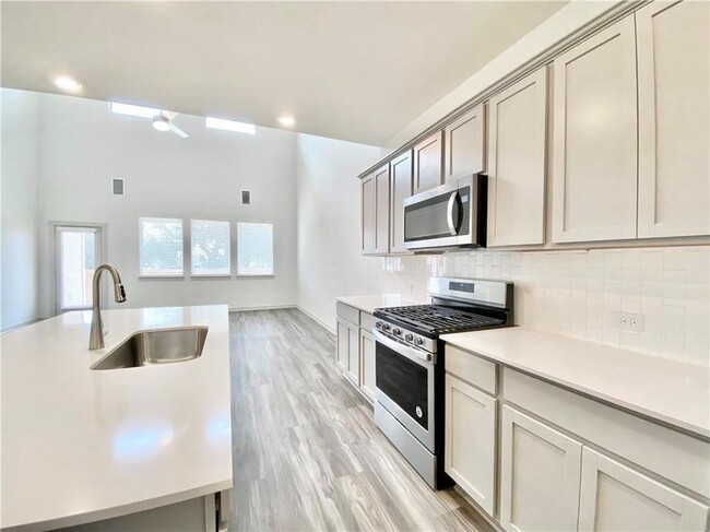 Building Photo - 100 Geminiflora Bend