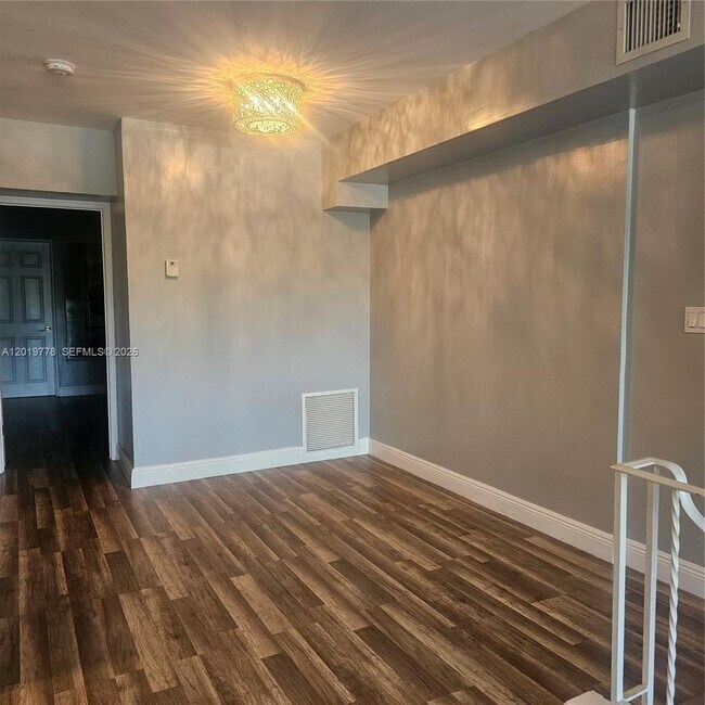 Building Photo - 3116 E Sunrise Blvd