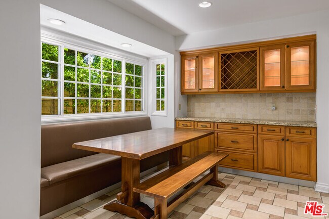 Building Photo - 8760 White Oak Ave