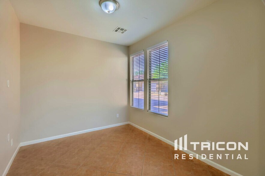Building Photo - 13574 W Cypress St