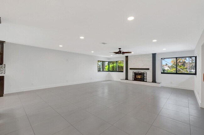 Building Photo - 355 Woodlake Ln