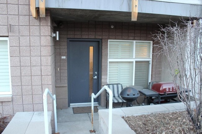 Building Photo - Fall 2026 Pre-Lease. Updated 1 Bedroom Con...