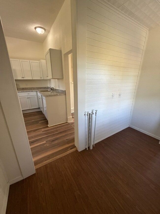 Building Photo - 3 bedroom/2 bath house