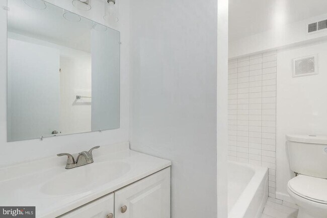 Building Photo - 422 S 15th St