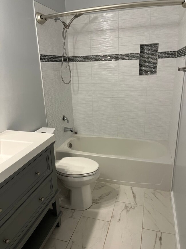 Building Photo - End Unit Townhouse In Centreville