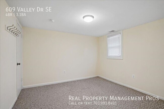Building Photo - 609 Valley Dr SE
