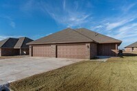 Building Photo - 1308 E Cavanaugh St