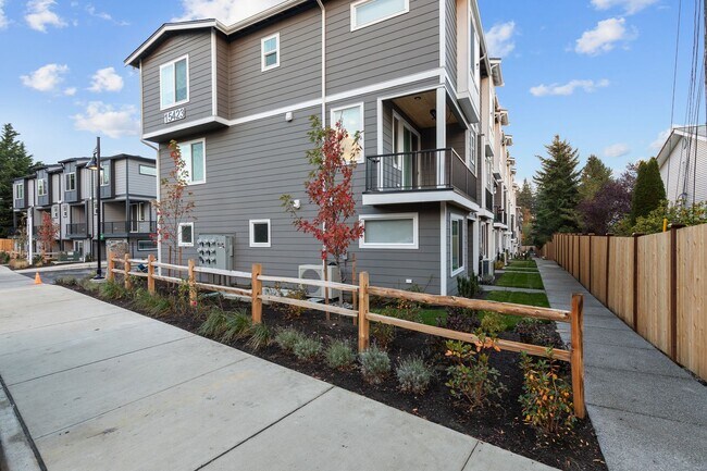 Building Photo - Modern 3 Bedroom Townhome with Designer Finishes in Lynnwood