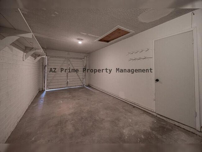 Building Photo - 427 E Malibu Dr