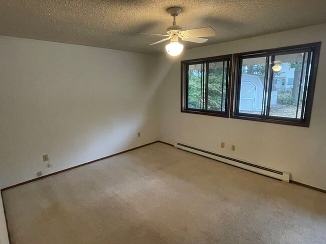 Building Photo - Spacious Single Story 3 Bedroom Home in To...