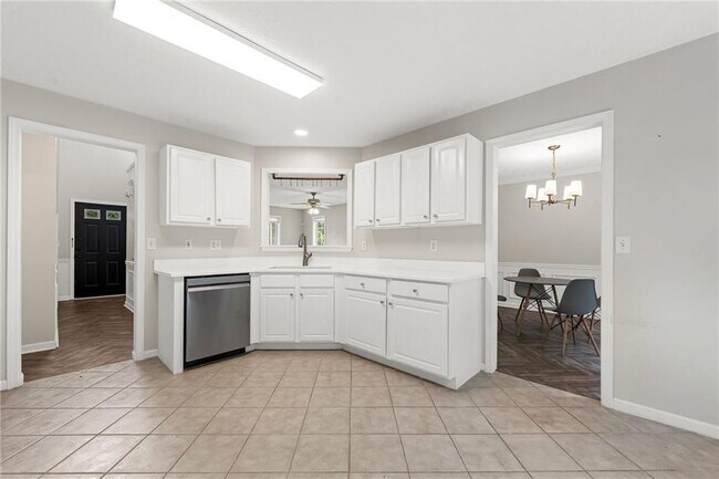 Building Photo - 370 Manor Glen Dr